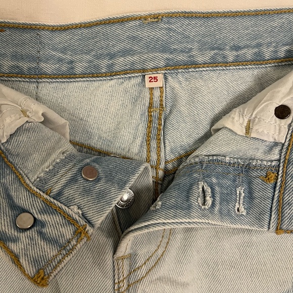 Levi’s jean shorts, light wash with distressed rip look - Picture 4 of 4